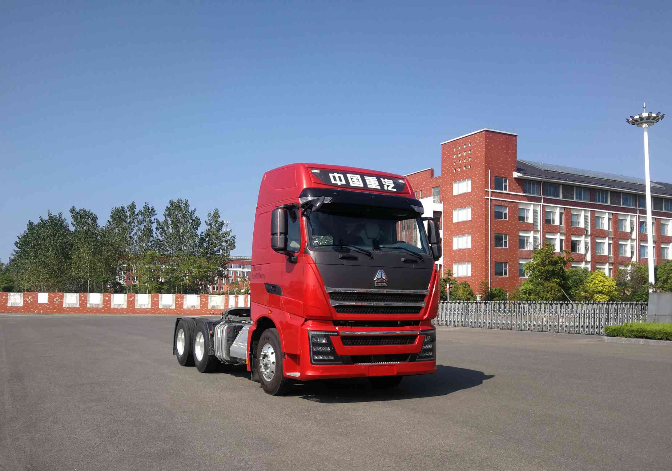 豪沃牌 604马力 牵引汽车(ZZ4257V324HF1B1)