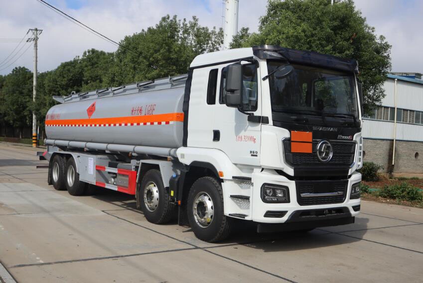 中汽力威牌HLW5320GYYSX6运油车