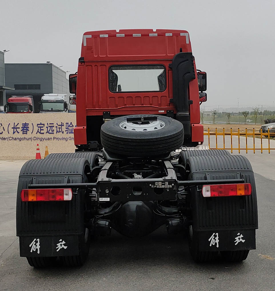 CA4257P1K2T1E6A80 解放牌464马力后双桥,后八轮柴油国六牵引汽车图片