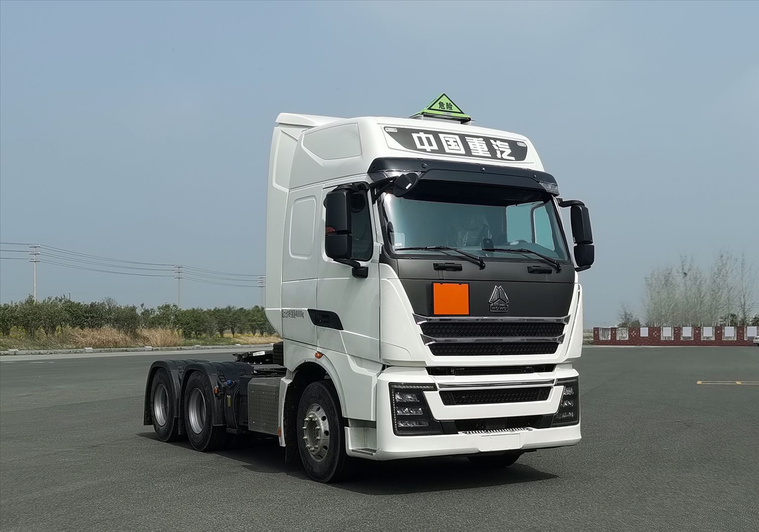 豪沃牌 400马力 危险品牵引汽车(ZZ4257W324HF1W1)