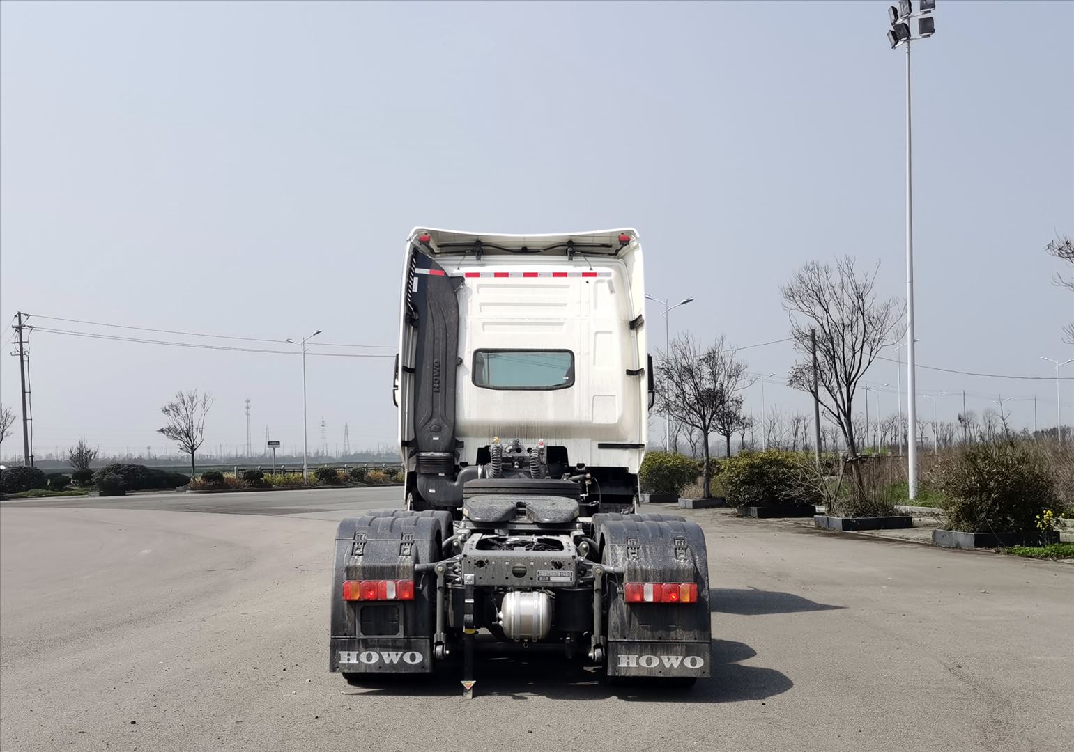 豪沃牌ZZ4257W324HF1W1危险品牵引汽车公告图片