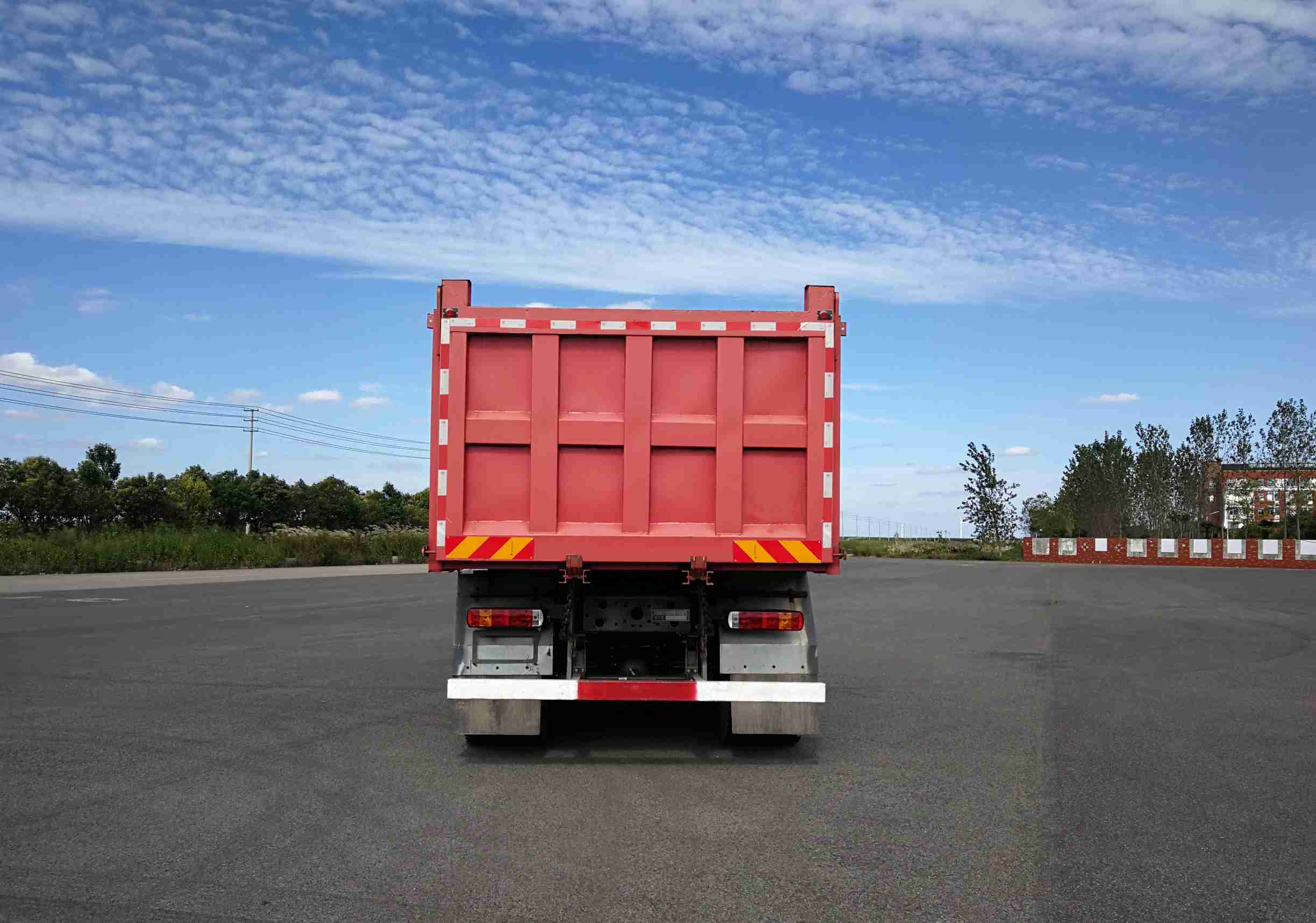ZZ3257V384GF11 豪沃牌490马力后双桥,后八轮柴油5.8米国六自卸汽车图片