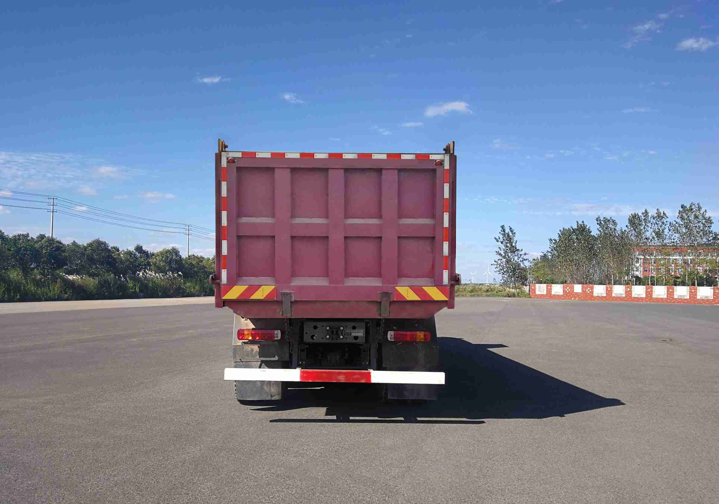 ZZ3317V386GF11 豪沃牌490马力前四后八柴油7.8米国六自卸汽车图片