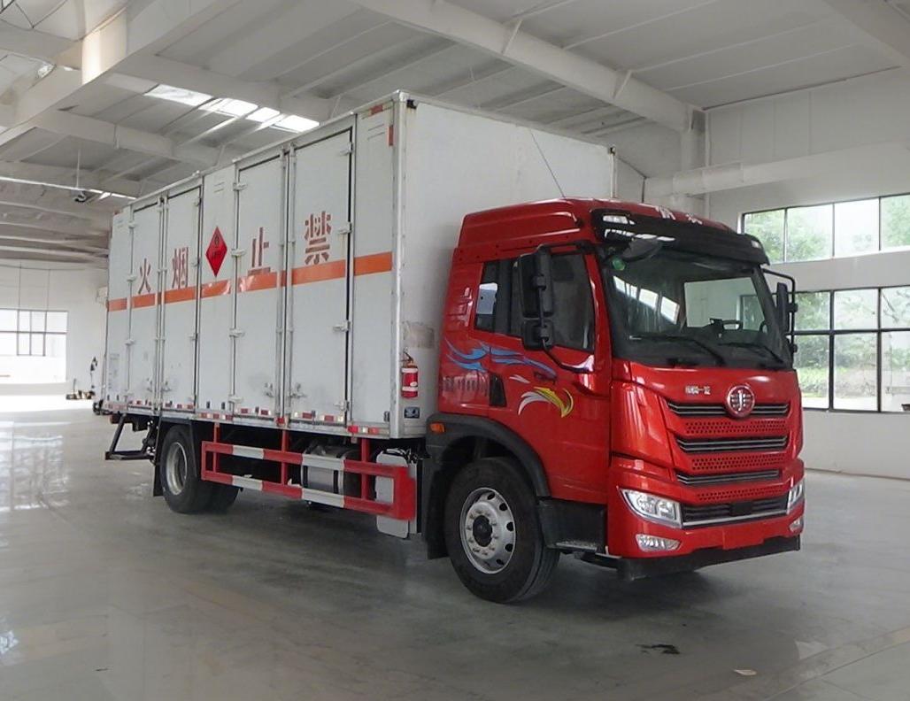 程力威牌CLW5180XRQC6易燃气体厢式运输车