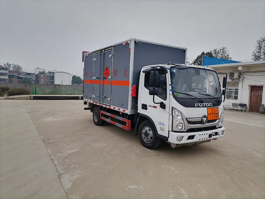 大力牌DLQ5042XRYBJ6易燃液体厢式运输车