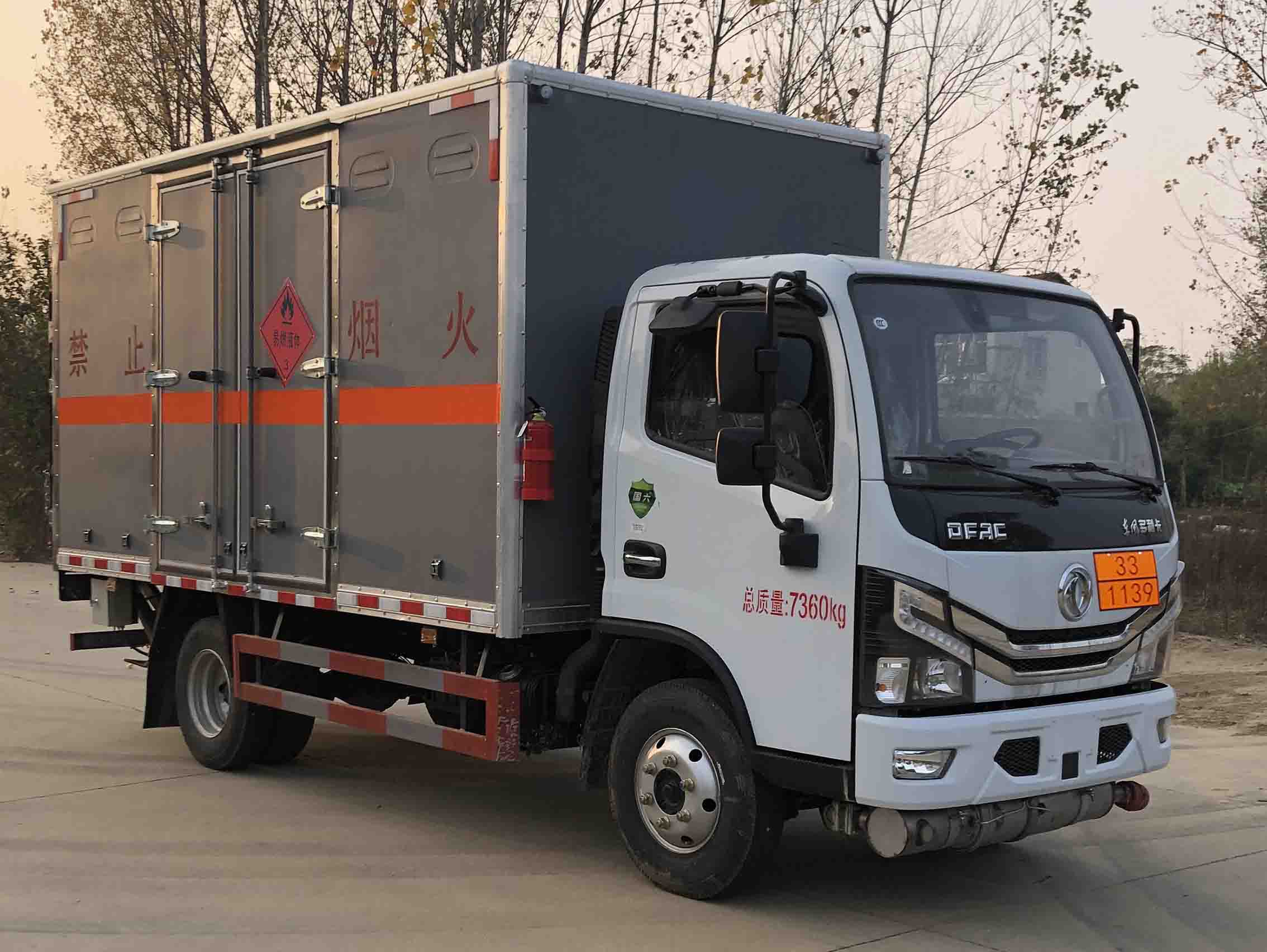 大力牌DLQ5070XRYEQ6易燃液体厢式运输车