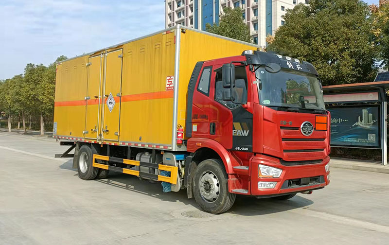 专威牌HTW5180XDQCA6毒性气体厢式运输车