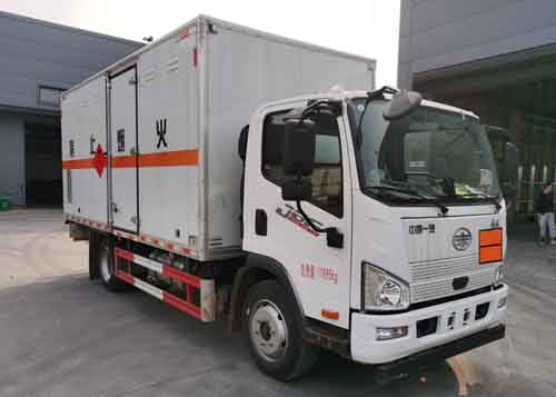 同锐通牌CAA5120XRQC6易燃气体厢式运输车