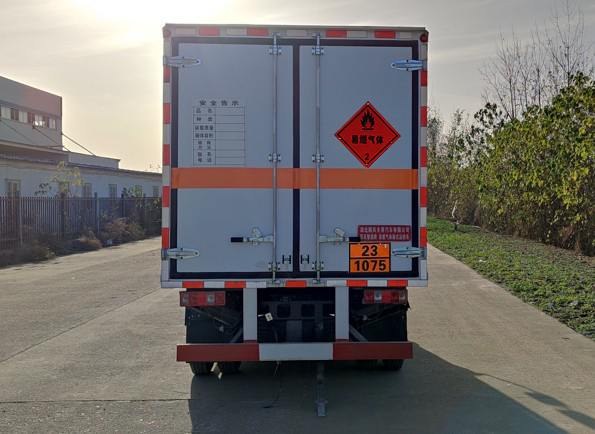 順風(fēng)智造牌SFZ5045XRQC6易燃?xì)怏w廂式運(yùn)輸車公告圖片