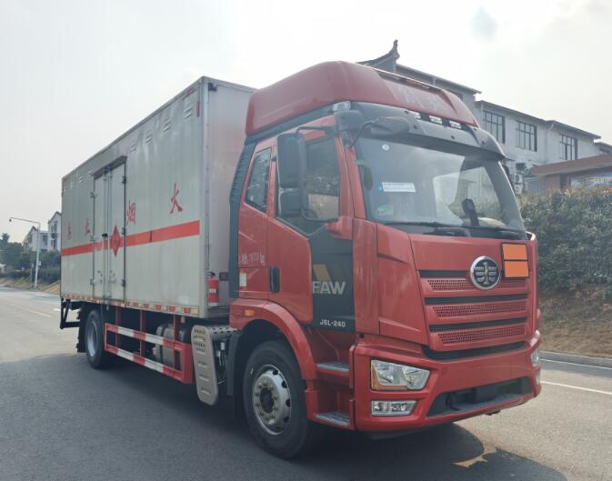 程力威牌CLW5181XRYC6易燃液体厢式运输车