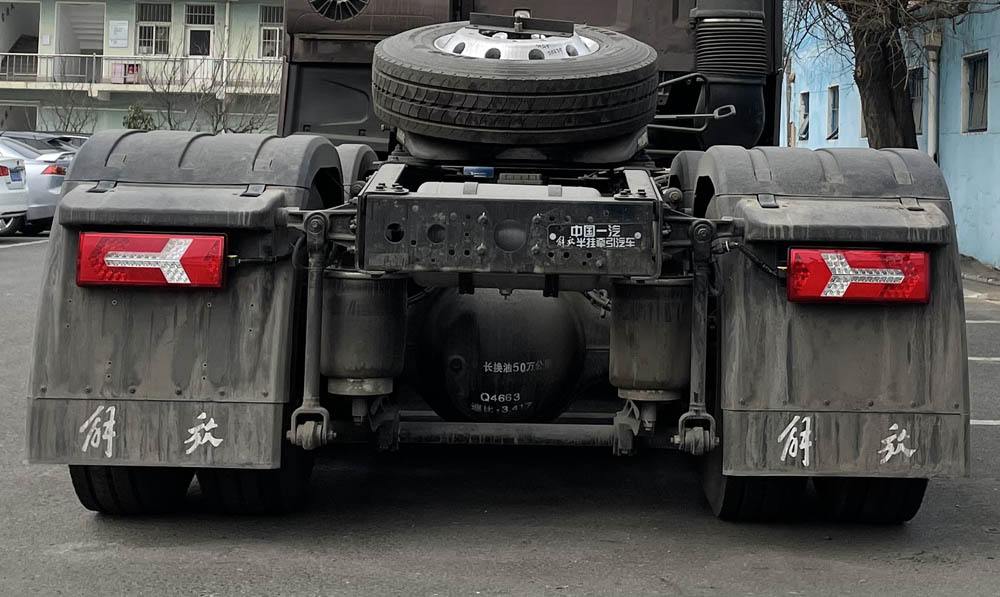 CA4250P33K2T1RE6A80 解放牌564马力后双桥,后八轮柴油国六牵引汽车图片