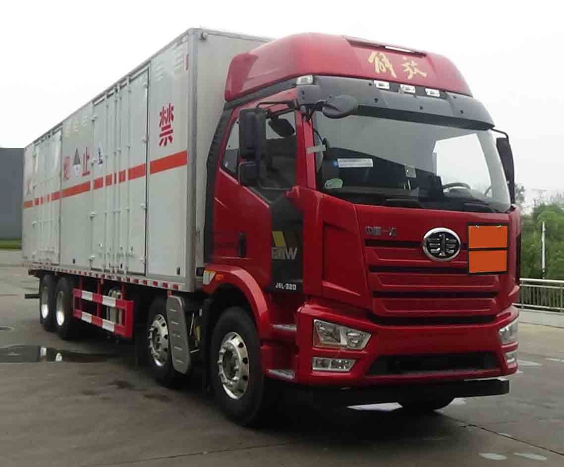 程力威牌CLW5320XZWC6杂项危险物品厢式运输车