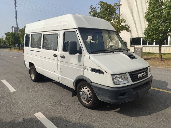 依维柯牌5.5米8座多用途乘用车(NJ6556ACMZ)