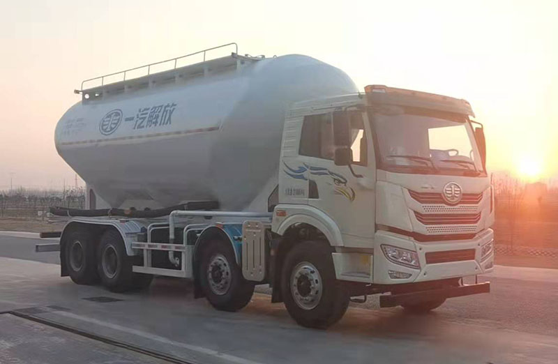 解放牌CA5310GFLP1K15L4T4E6A90低密度粉粒物料运输车