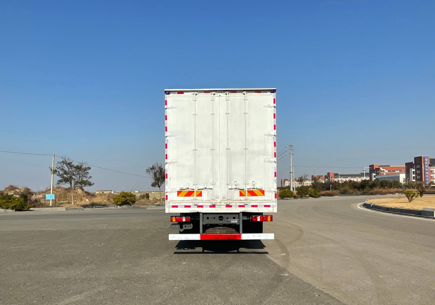 豪沃牌ZZ5257XXYN55CHF1廂式運(yùn)輸車公告圖片