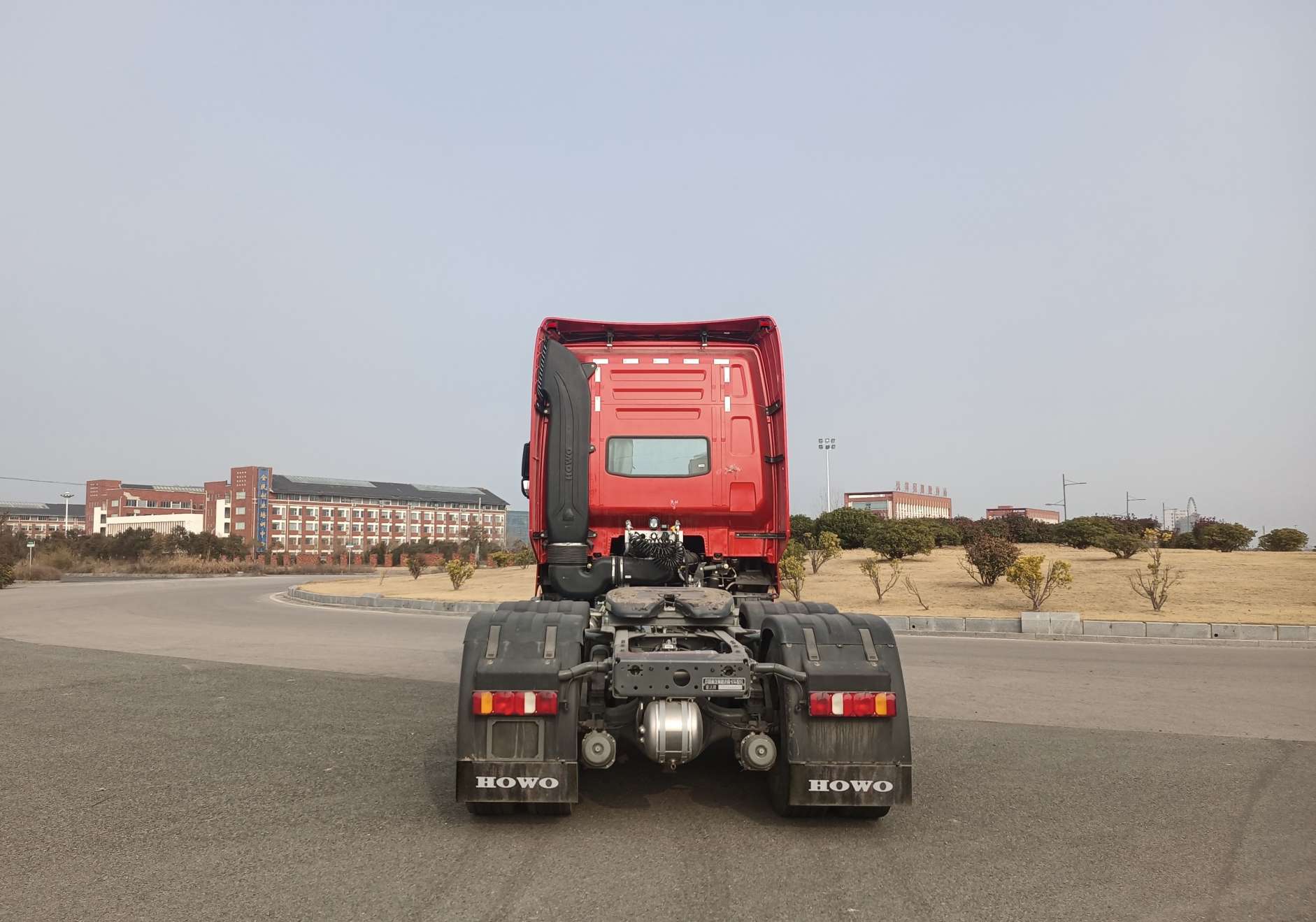 ZZ4257Y324HF1B 豪沃牌581马力后双桥,后八轮柴油国六牵引汽车图片