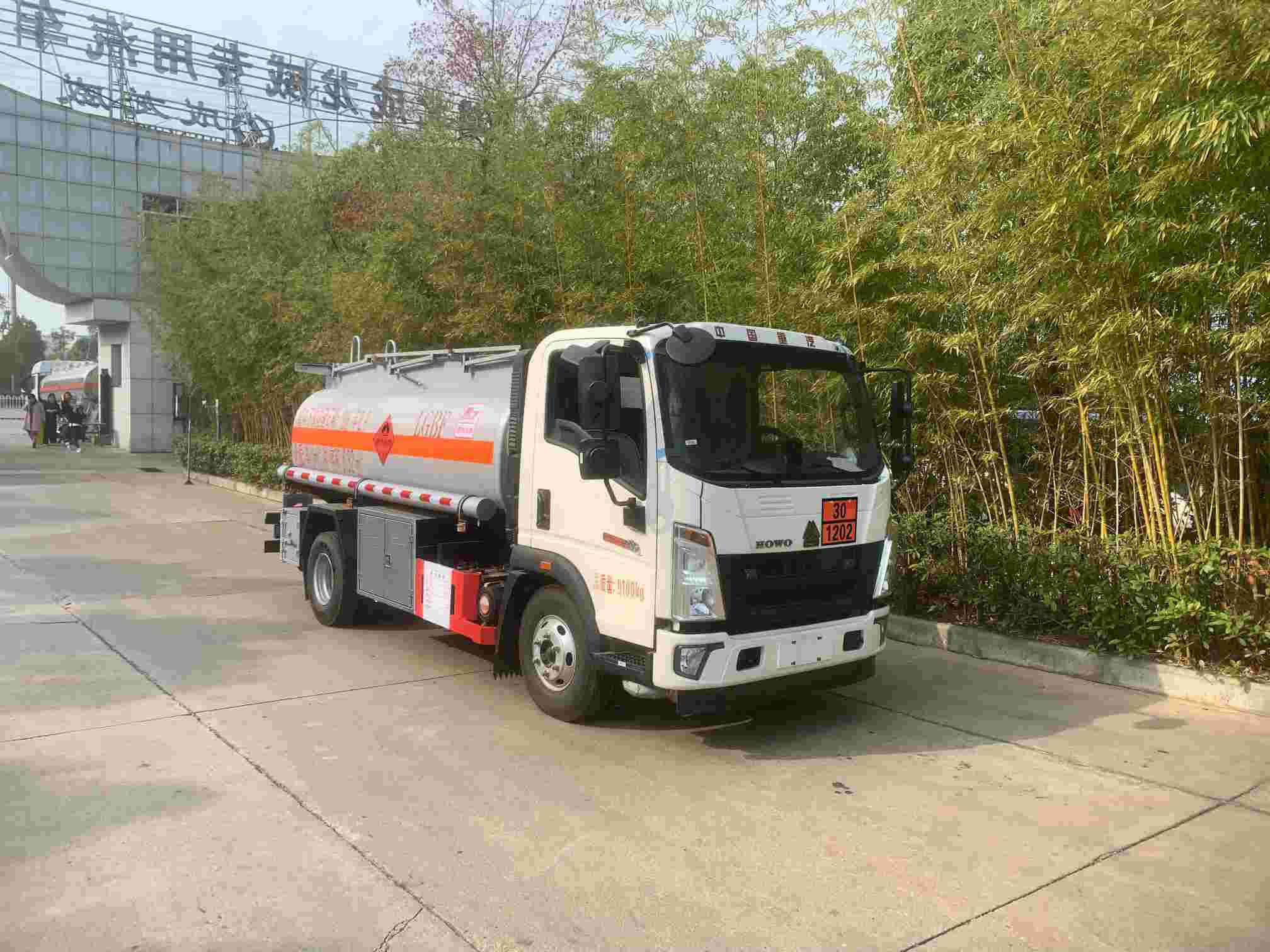 CLQ5090GJY6ZZ型加油车图片