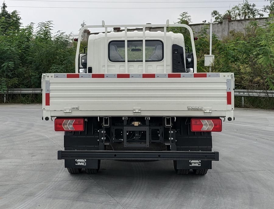 JX1084TSGH26 江铃牌163马力单桥柴油3.2米国六载货汽车图片