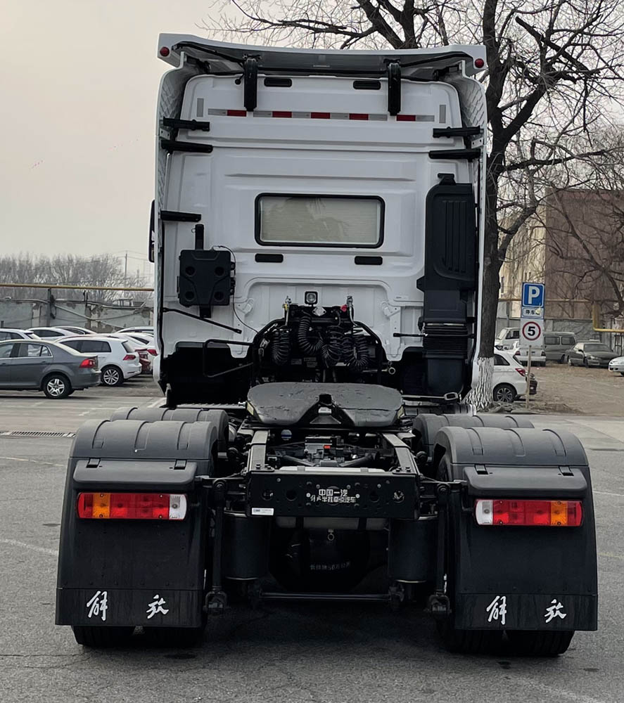 CA4258P35K2T1E6A80 解放牌564马力后双桥,后八轮柴油国六牵引汽车图片