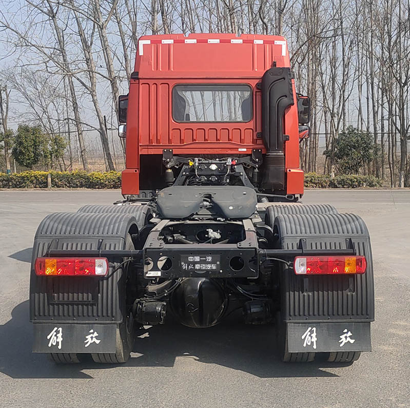 CA4250P1K15T1E6A81 解放牌460马力后双桥,后八轮柴油国六牵引汽车图片