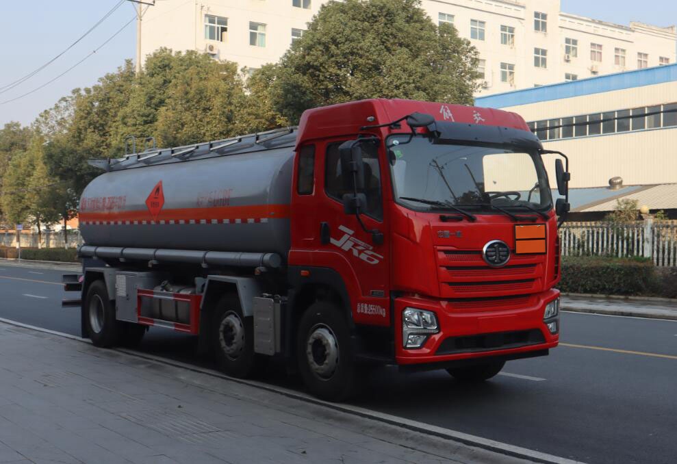 中汽力威牌HLW5262GYYC6运油车