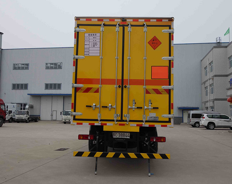 紅宇牌HYJ5230XQY-DF爆破器材運(yùn)輸車公告圖片