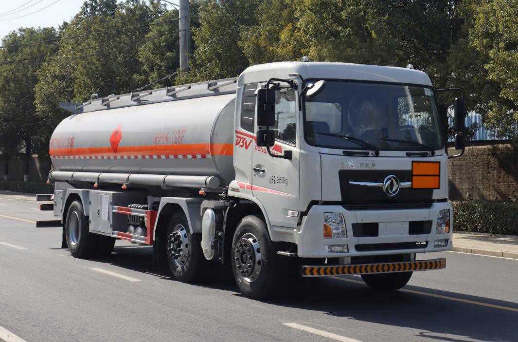 中汽力威牌HLW5261GYYDF6运油车