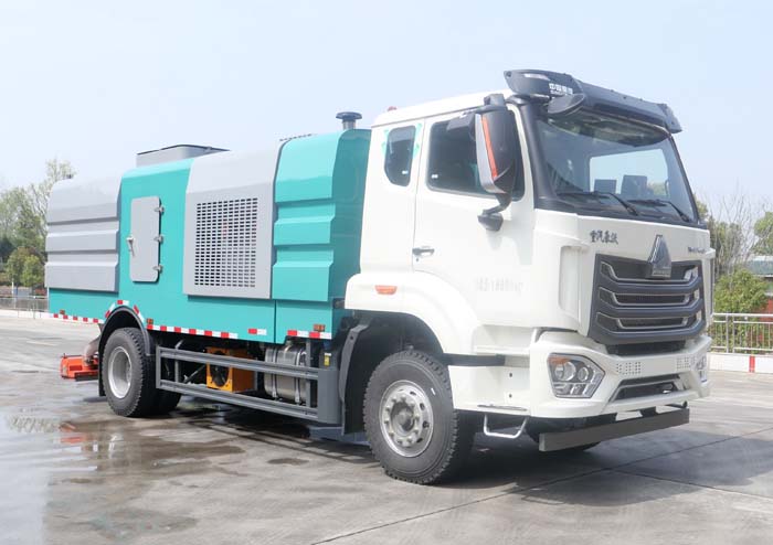 华通牌HCQ5180TXCZZ6吸尘车