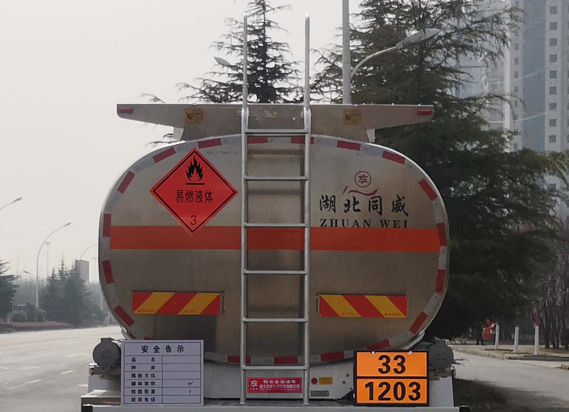 专威牌HTW5264GYYLCAQ6铝合金运油车公告图片