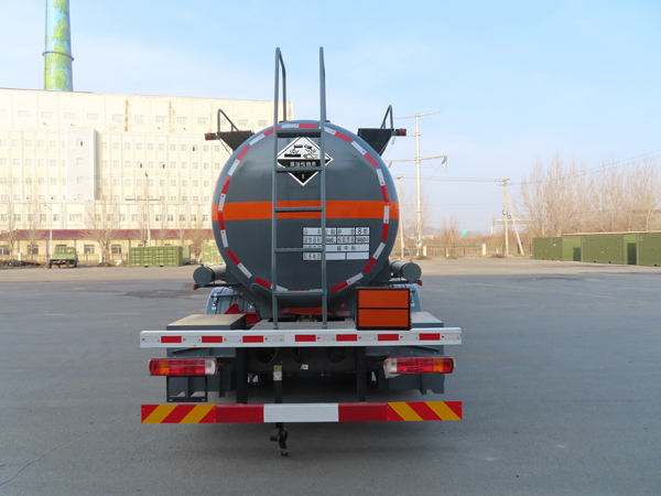 陸平機(jī)器牌LPC5320GFWC6腐蝕性物品罐式運(yùn)輸車(chē)公告圖片