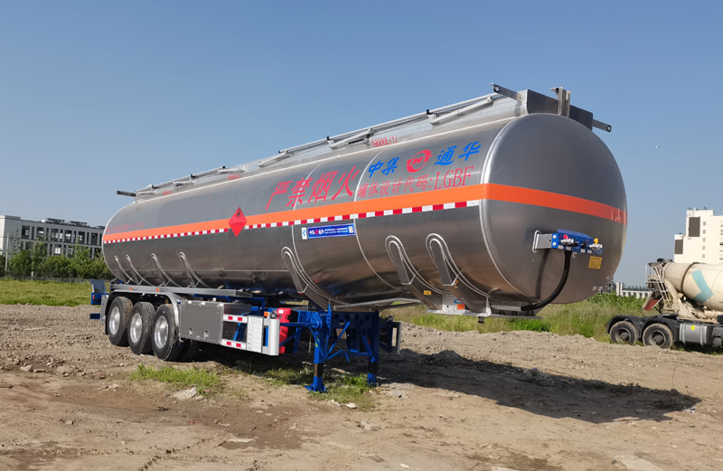 通华牌12.6米34.2吨3轴铝合金易燃液体罐式运输半挂车(THT9401GRYDT49A)