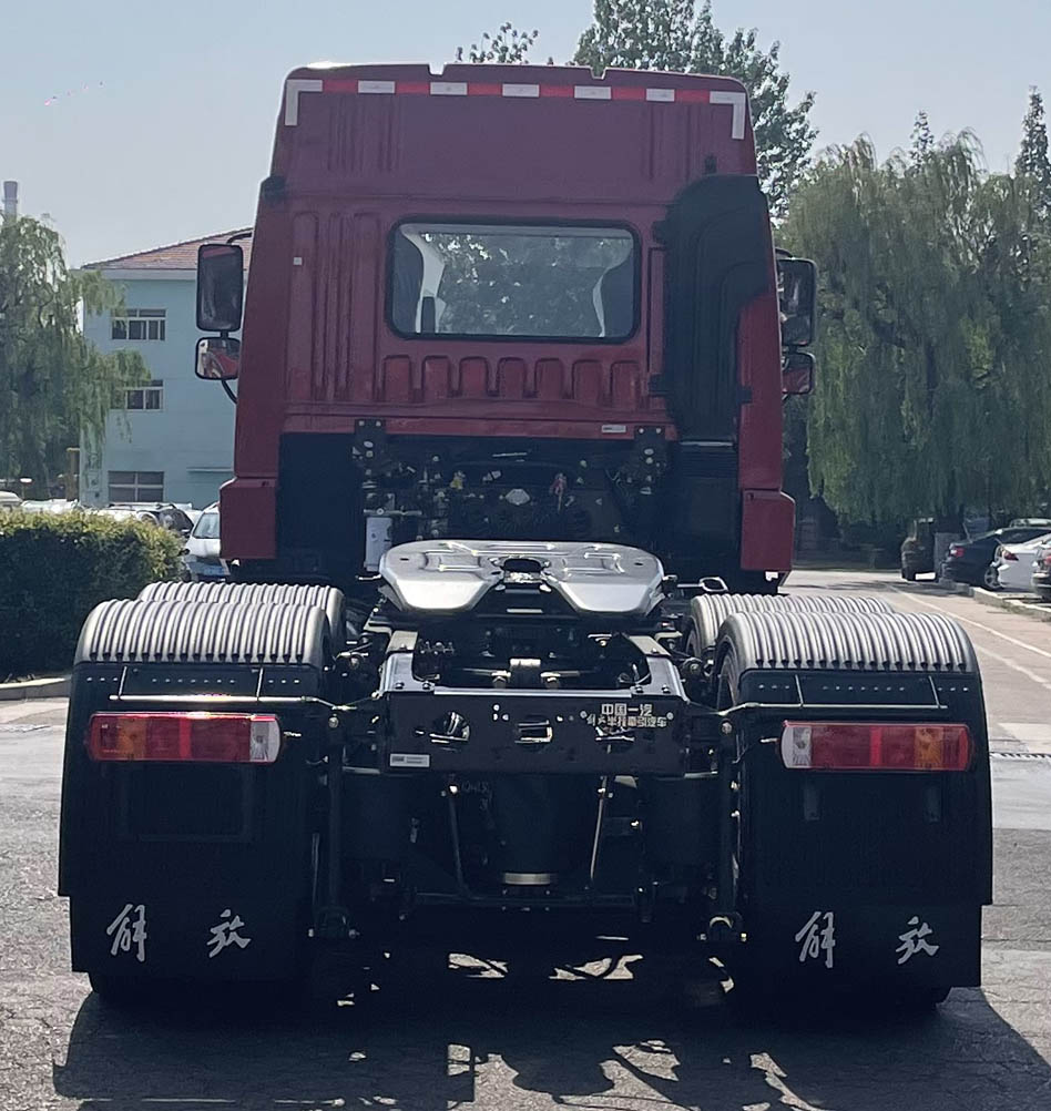 CA4257P1K15T1E6A80 解放牌460马力后双桥,后八轮柴油国六牵引汽车图片