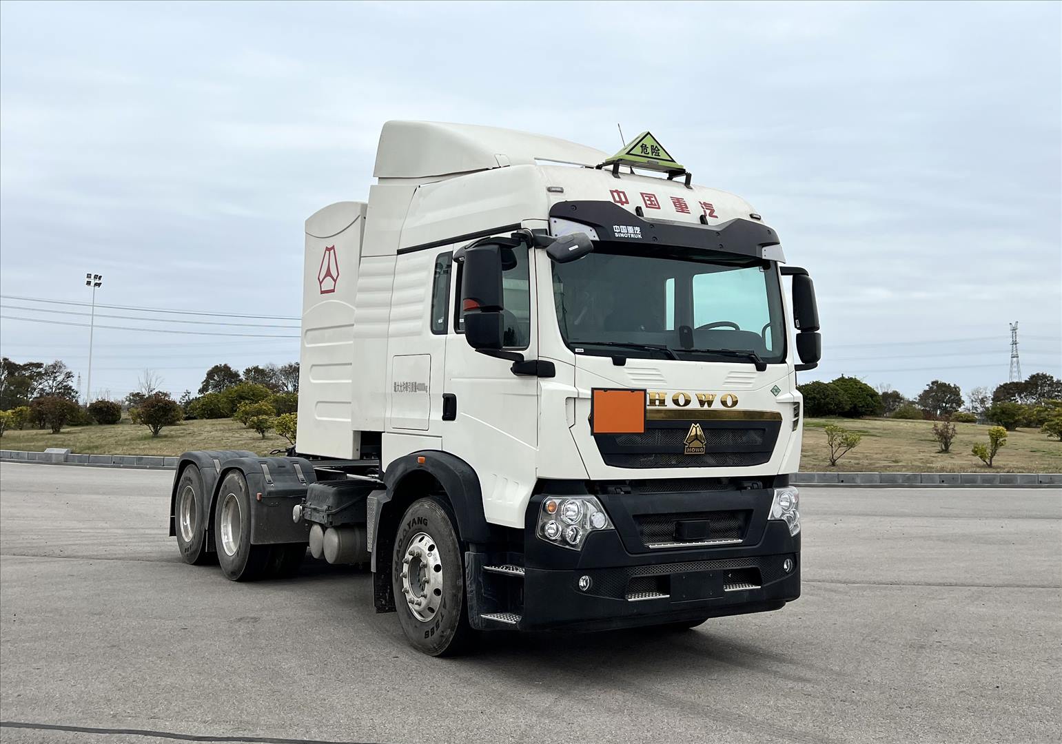豪沃牌 364马力 危险品牵引汽车(ZZ4257V384GF1CBW)