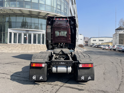 CA4250P66K33T1AE6 解放牌600马力后双桥,后八轮柴油国六平头柴油半挂牵引车图片