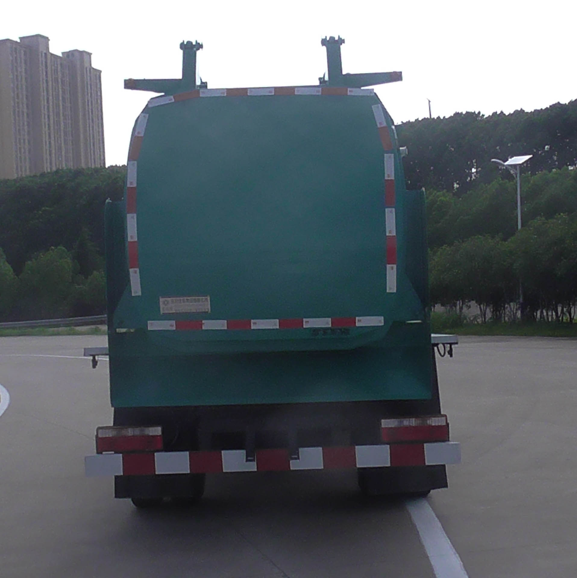 東風(fēng)牌EQ5127TCATACPHEV插電式混合動(dòng)力餐廚垃圾車(chē)公告圖片