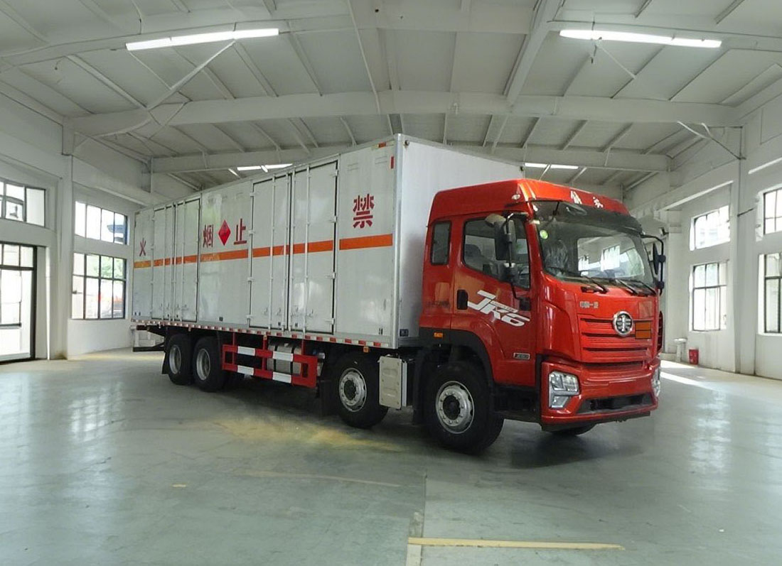 程力威牌CLW5321XRYCDP易燃液體廂式運(yùn)輸車公告圖片