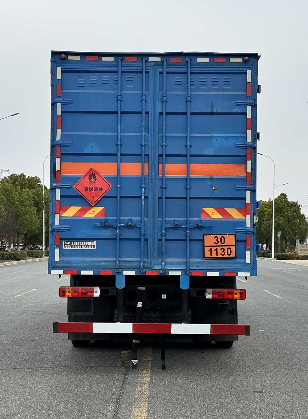 豐霸牌STD5321XRYCA6易燃液體廂式運(yùn)輸車(chē)公告圖片