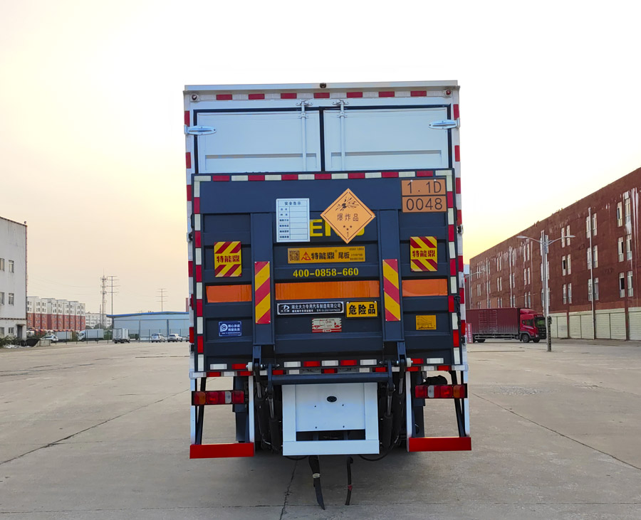 大力牌DLQ5210XYNZZ6煙花爆竹專用運(yùn)輸車公告圖片