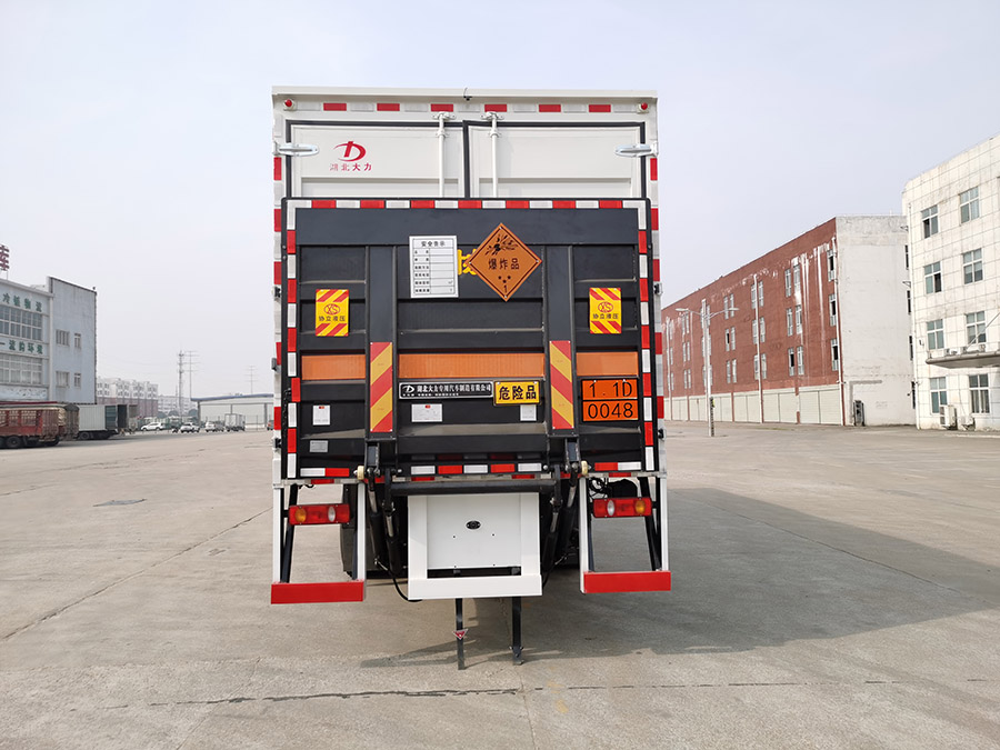 大力牌DLQ5211XQYDFH6爆破器材運(yùn)輸車公告圖片