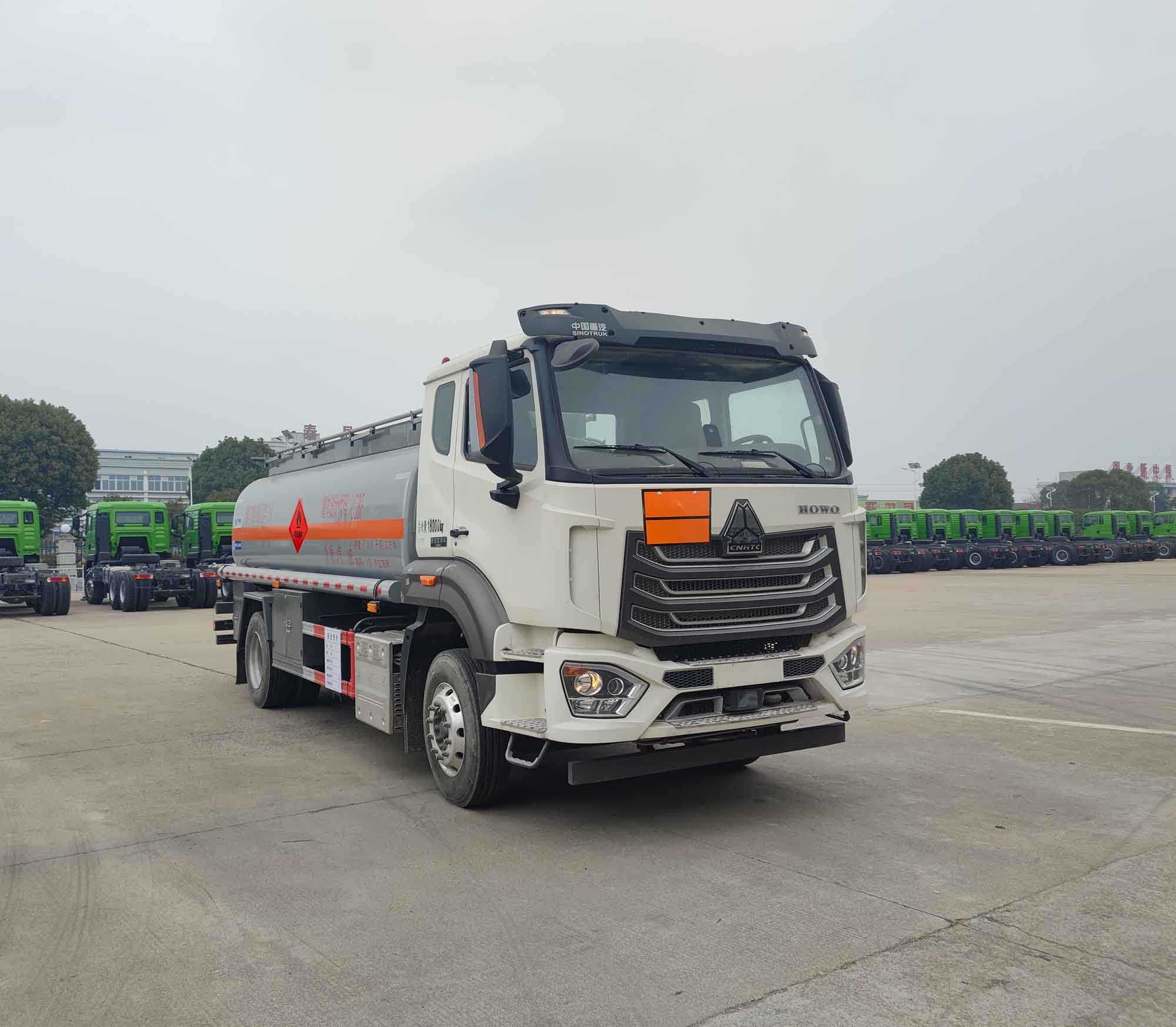 華威馳樂(lè)牌SGZ5180GYYZZ6N運(yùn)油車公告圖片