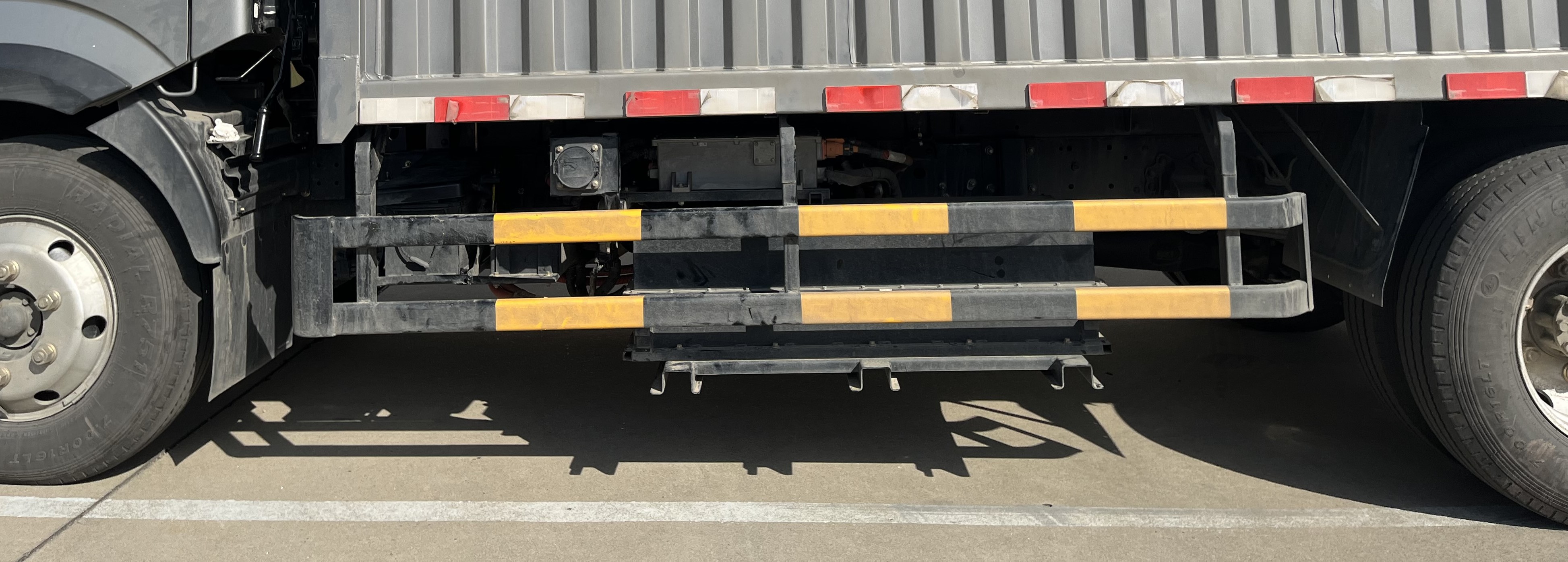 東風牌EQ5041XXYACPHEV插電式混合動力廂式運輸車公告圖片