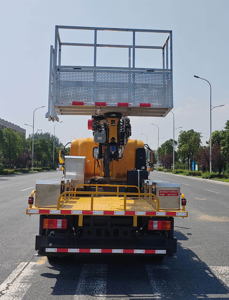 布隆牌LLL5040XJXZ6抽油機檢修車公告圖片