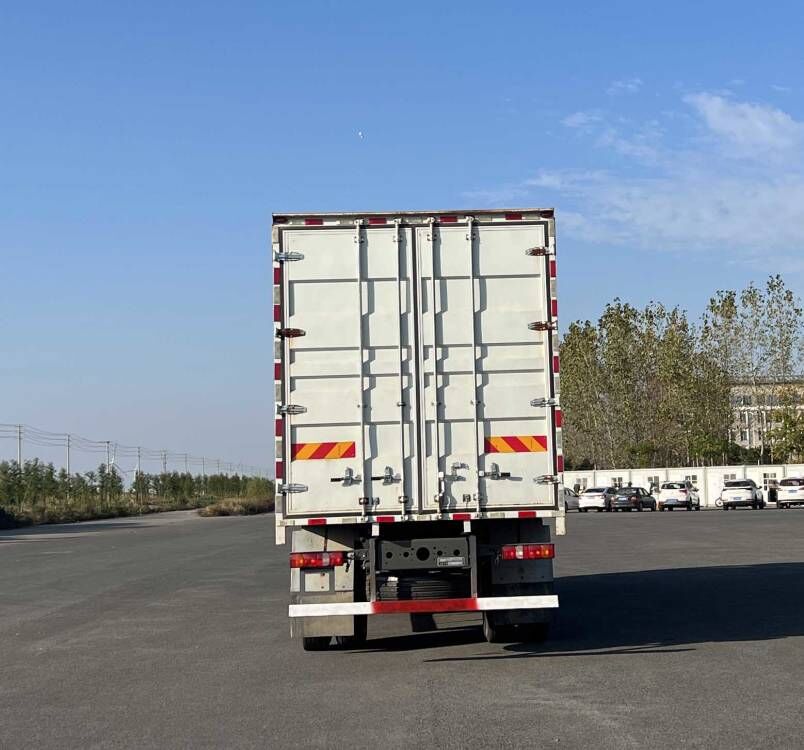 汕德卡牌ZZ5256XXYV56CHF1廂式運(yùn)輸車公告圖片