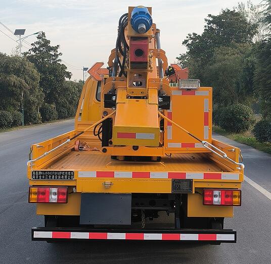 路鑫牌NJJ5063TQX6護(hù)欄搶修車公告圖片