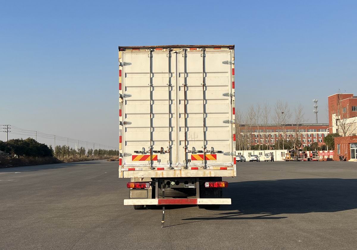 汕德卡牌ZZ5186XXYN711GF1L廂式運(yùn)輸車公告圖片