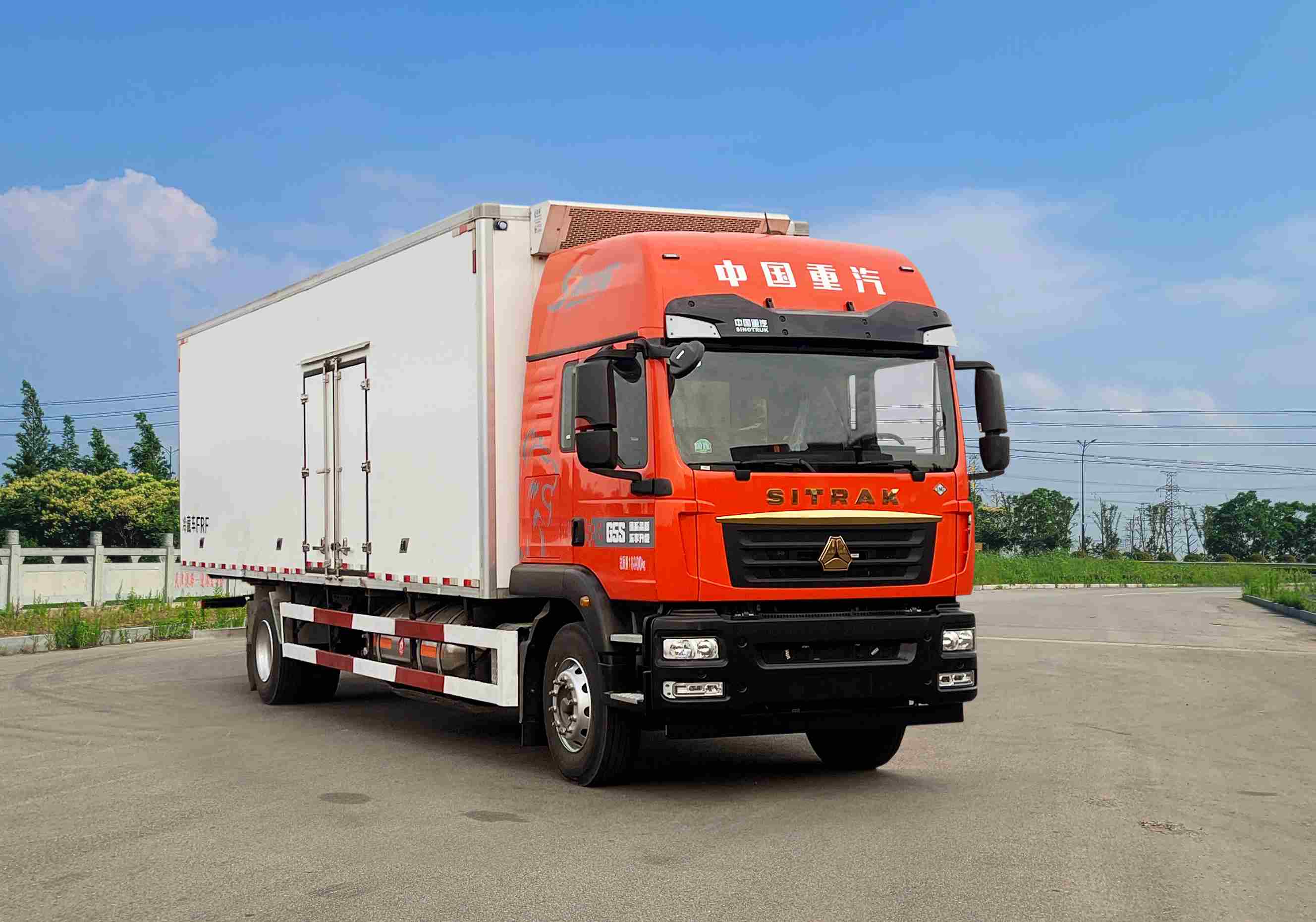 汕德卡牌ZZ5186XLCN521GF1L冷藏車