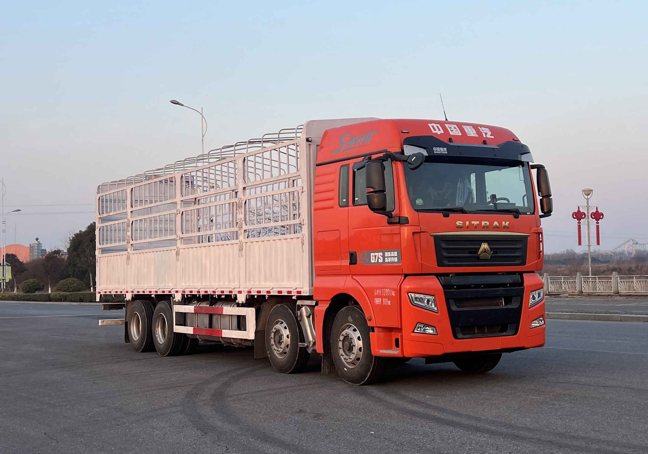 汕德卡牌ZZ5326CCYY466HF1K倉(cāng)柵式運(yùn)輸車公告圖片