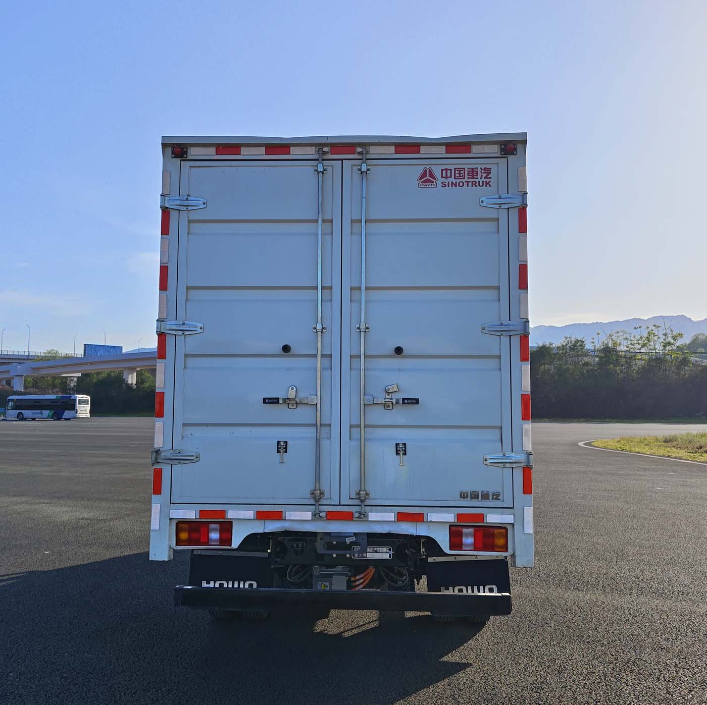 豪沃牌ZZ5047XXYH3414Z145BEV96純電動(dòng)廂式運(yùn)輸車公告圖片