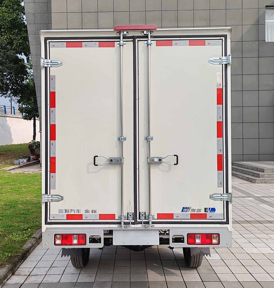 金杯牌JKC5032XXYD0L1BEV純電動(dòng)廂式運(yùn)輸車公告圖片