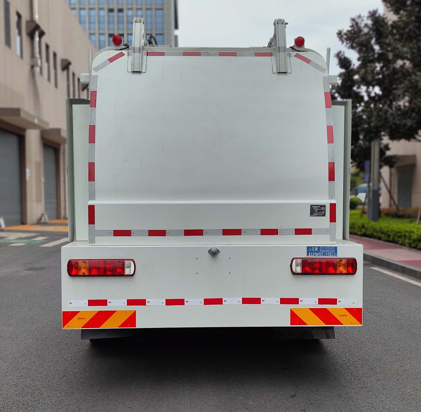 山花牌JHA5185ZZZZZABEV純電動(dòng)自裝卸式垃圾車公告圖片